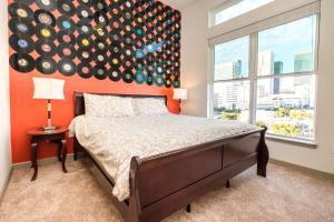 休斯顿RENU at Downtown Houston的一间卧室配有一张橙色墙壁的床