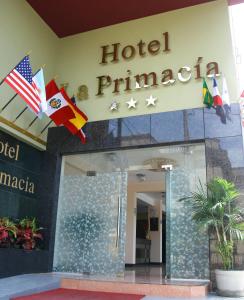 利马La Primacía的大楼前带旗帜的酒店入口