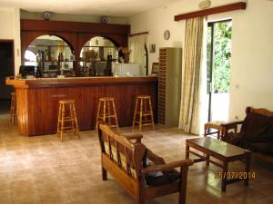 阿彻奇洛斯纳基索斯酒店的客厅,酒吧内有凳子