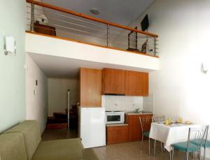 米利纳Zouzoulas Filoxenia - Koralia Apartments的厨房以及带白色冰箱的客厅。