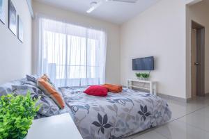 吉隆坡PV21 Setapak, Wangsamaju, Melawati, 15min to KLCC B36a的一间卧室配有带枕头的床