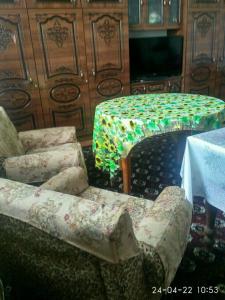 QorowulWestern house的客厅配有沙发和桌子