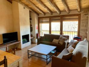 拉弗雷斯内达Loft Apartamento Rural La Fresneda - Casa Vidal的客厅配有沙发和桌子