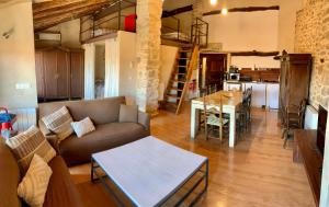 Loft Apartamento Rural La Fresneda - Casa Vidal餐厅或其他用餐的地方