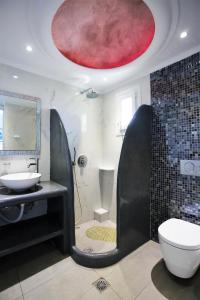 卡马利季米特里斯别墅酒店的一间带水槽、卫生间和淋浴的浴室