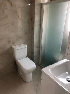 莱什Hotel MARIO, Shengjin的浴室配有卫生间、淋浴和盥洗盆。