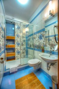 韦特利纳卡帕西亚比斯扎迪奇格斯西尼埃科酒店的蓝色和白色的浴室设有水槽和淋浴