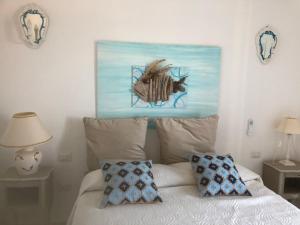 卡洛福泰Luxury& Charme fronte mare Sardinia House7的一间卧室配有一张壁画床