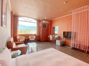 埔里華秝茶油幸福莊園的酒店客房设有床和客厅。