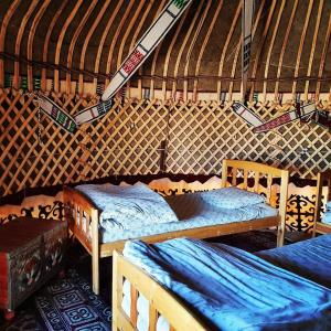 NurotaKyzylkum Nights Camp & Family Yurt的蒙古包内带两张床的房间