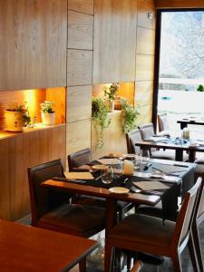 利亚沃尔西Hotel Riberies & SPA的餐厅拥有木墙和桌椅