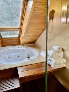 利亚沃尔西Hotel Riberies & SPA的带浴缸、窗户和毛巾的浴室