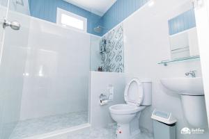 尖竹汶สวนจันท์วาส รีสอร์ท - Suan Chanthwad Resort的浴室配有卫生间、盥洗盆和淋浴。