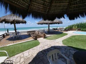嘎林海斯港Mar a Vista的海滩上带椅子和遮阳伞的庭院
