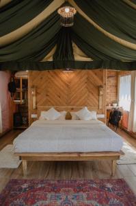 比姆塔尔DugDug Camps - Glamping Amidst Nature的帐篷内一间卧室,配有一张大床