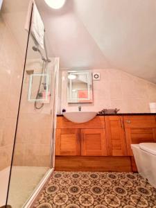 考斯罗斯赛别墅酒店的带淋浴和盥洗盆的浴室