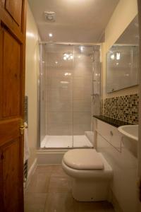 兰戈伦Riverside Cottage的带淋浴、卫生间和盥洗盆的浴室