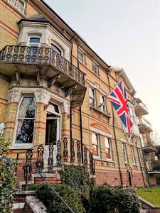 考斯罗斯赛别墅酒店的建筑物前悬挂的英国国旗