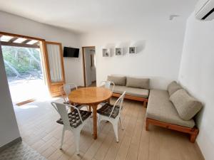 埃斯卡洛Campanitx Villas - Astbury Formentera的客厅配有桌椅和沙发