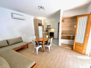 埃斯卡洛Campanitx Villas - Astbury Formentera的客厅配有桌子和沙发