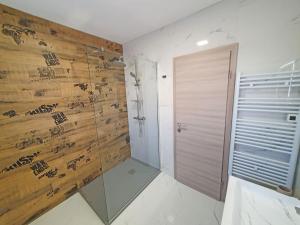 赫瓦尔Holiday Home Gordana的带淋浴的浴室和木墙
