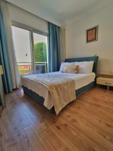切什梅Kamer Exclusive Hotel & Suites的一间卧室设有一张床和一个大窗户
