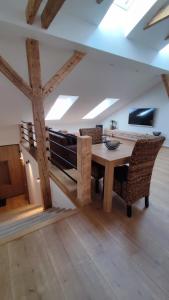 斯皮什新村LTM apartman的一间带木桌和椅子的用餐室