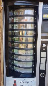 卡格斯多夫Kalmar 6的空酒自动售货机的玻璃门