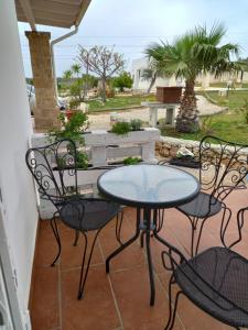 切萨雷奥港Casa Morfeo的庭院设有两把桌子和椅子。