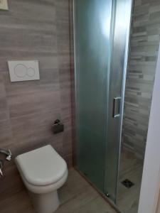 切萨雷奥港Casa Morfeo的一间带卫生间和淋浴的浴室