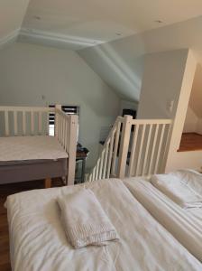 格兰纳Villa Wettervy的一间卧室配有两张带白色床单的床