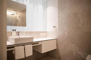 拉布拉蒂罗尔设计酒店的一间带水槽和镜子的浴室