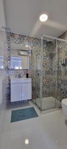 阿威罗Rosa D'Aveiro的一间带卫生间、水槽和镜子的浴室