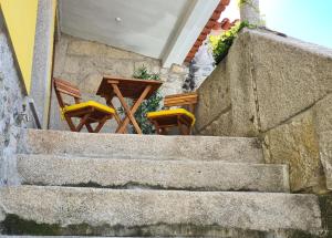 维亚纳堡Casa Beira Rio的一套带椅子和桌子的楼梯