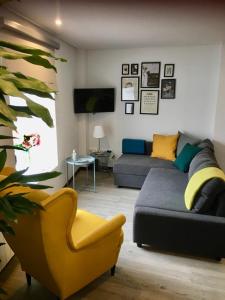 维亚纳堡Casa Beira Rio的客厅配有沙发和椅子