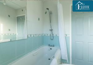 利明顿温泉House with Garden & Private Driveway - Elite Properties的带淋浴和镜子的浴室