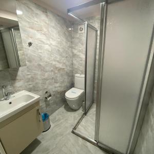 埃迪尔内Stay Inn Edirne的带淋浴、卫生间和盥洗盆的浴室