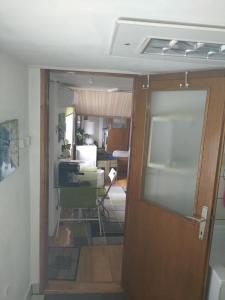 萨格勒布APARTMENT " Studio Green " free parking, self check-in的通往卧室的房间的门