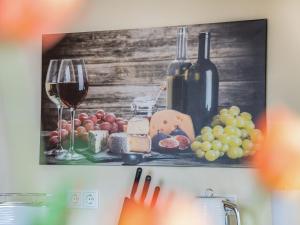 巴特Speicher Hafendomizil的葡萄酒、奶酪和酒杯画