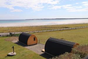 米德尔顿Kirkapol Beach Pod - Ebb的海滩上几顶帐篷