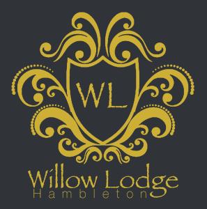波尔顿乐法尔德Willow Lodge Hambleton的金色的带窗边小屋标志的字母