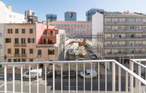 里斯本HOUZE_6 suite flat in Campolide near Parque Eduardo VII (Marquês Pombal)的从停车场的阳台上可欣赏到风景