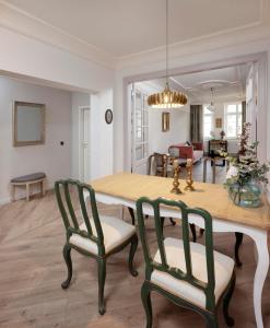 格尔利茨Design-Appartement im Herzen von Görlitz的用餐室以及带桌椅的起居室。