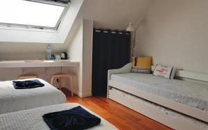 格鲁瓦Kerlobek Albacore的一间卧室设有两张床、一个水槽和一个窗口
