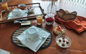 格鲁瓦Kerlobek Albacore的餐桌,包括茶和面包