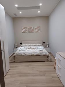 圣韦内里纳Rusina的一间卧室设有一张床和白色的墙壁