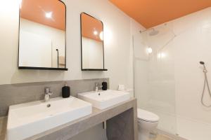奥良Casa Rosa Villa with Pool in Olhao Centre的一间带两个盥洗盆和卫生间的浴室