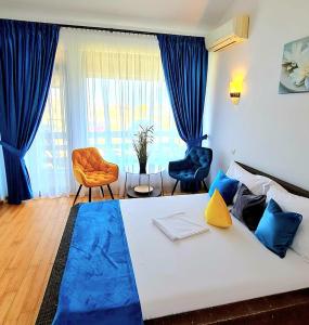 苏利纳Cirex Delta Club Sulina的卧室配有带蓝色枕头的大型白色床