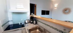 土伦Appartement avec terrasse的厨房配有水槽和台面
