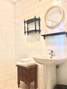 卡瑞纳Pensión Casa Corro的白色的浴室设有水槽和镜子